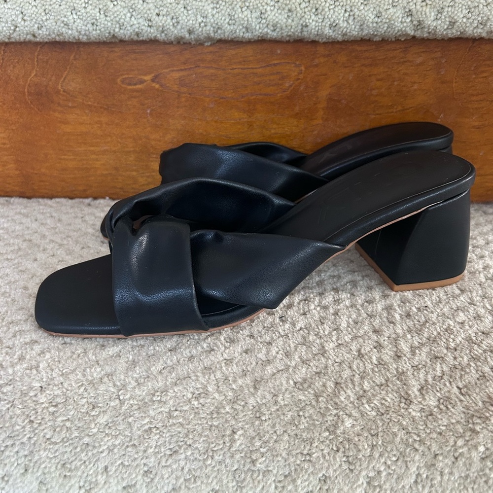 Beautiful Only Black Mules with Chunky Heel and criss cross Straps❤️10/41